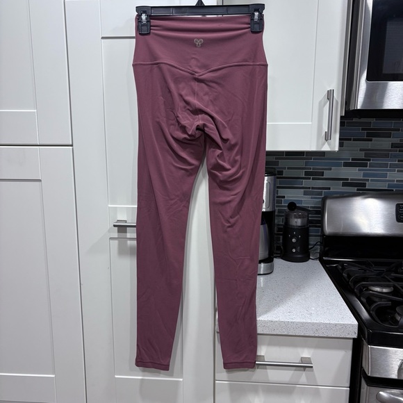 Aritzia Golden BUTTER Cheeky Hi-Rise 28" Legging - Picture 4 of 5